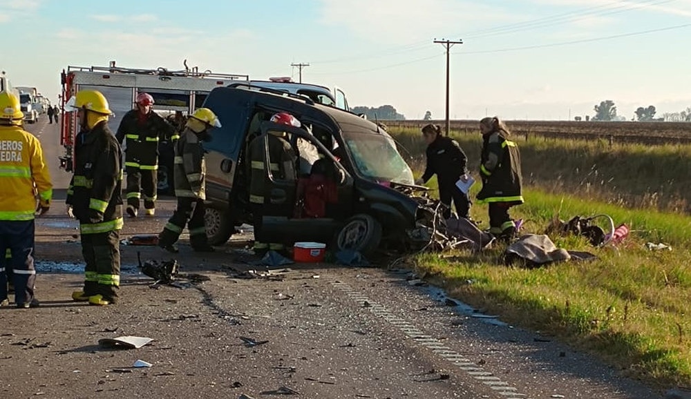 Dos muertos tras un fuerte choque entre una Kangoo y un camión en la Ruta Nacional 33