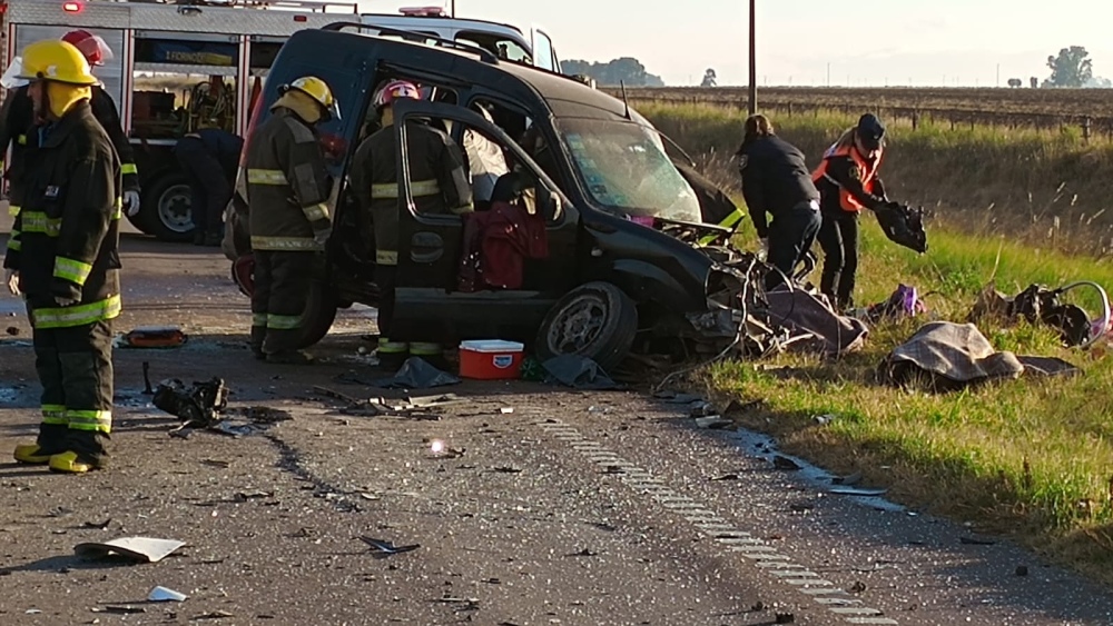 Dos muertos tras un fuerte choque entre una Kangoo y un camión en la Ruta Nacional 33