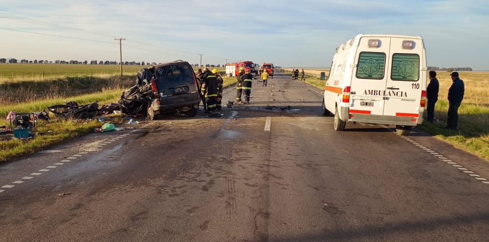 Dos muertos tras un fuerte choque entre una Kangoo y un camión en la Ruta Nacional 33