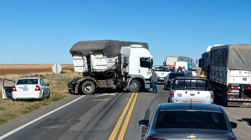 Choque entre dos camiones sobre Ruta 33 obligó a cortar el tránsito