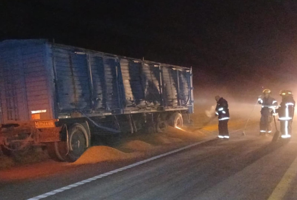 Bomberos Voluntarios de Pigüé trabajaron en un incidente entre camiones sobre la Ruta 33