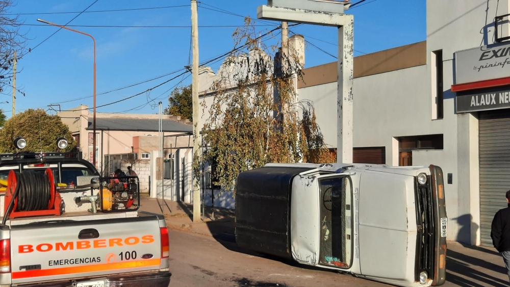 Accidente entre dos camionetas en Av. Avellaneda y Numa Ayrinhac