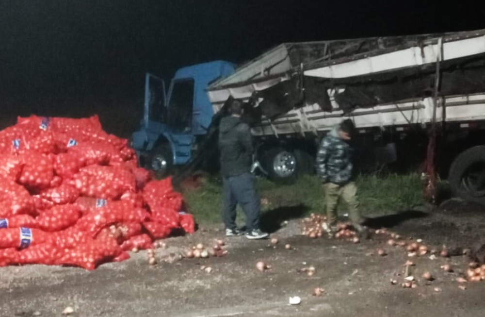 Vuelco de un camión sobre Ruta 33 cerca de Espartillar