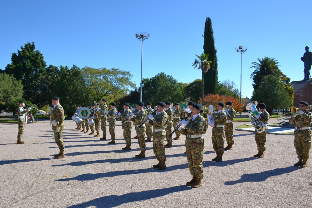 11 de Mayo: La Banda Militar Cura Malal homenajeó al Himno Nacional Argentino en Pigüé