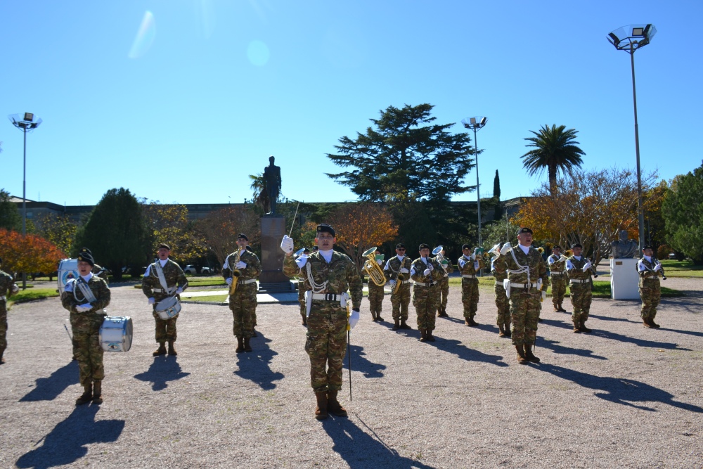 11 de Mayo: La Banda Militar Cura Malal homenajeó al Himno Nacional Argentino en Pigüé