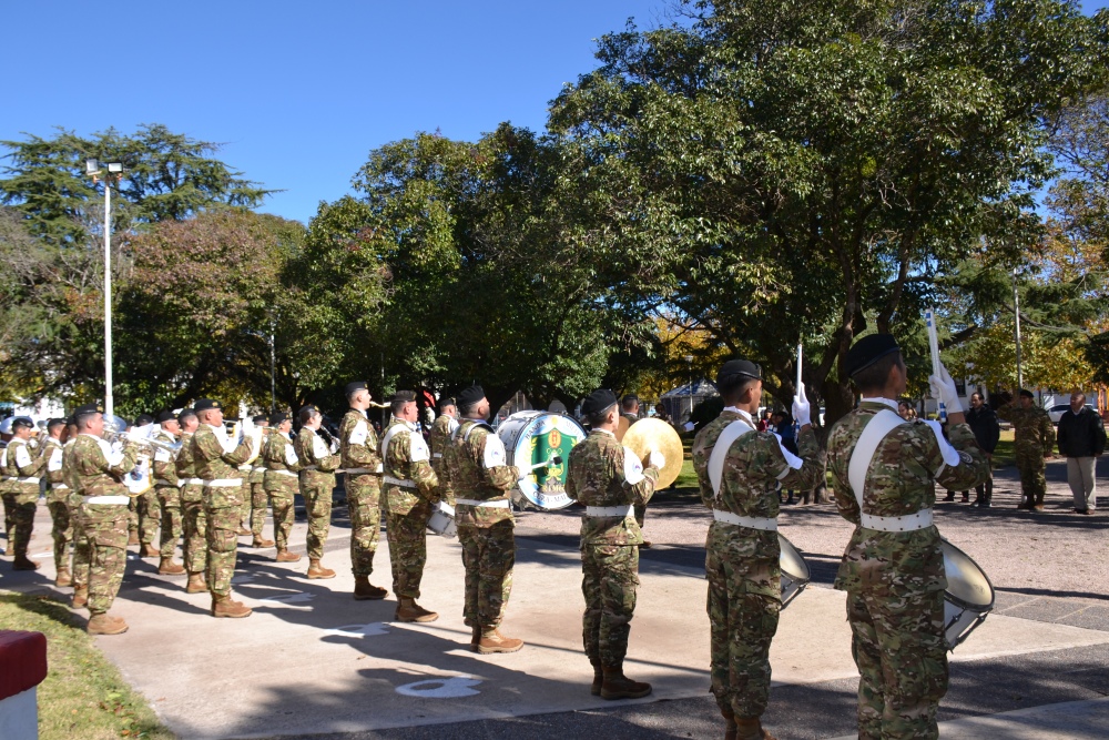 11 de Mayo: La Banda Militar Cura Malal homenajeó al Himno Nacional Argentino en Pigüé