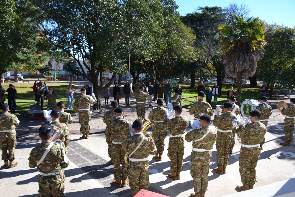11 de Mayo: La Banda Militar Cura Malal homenajeó al Himno Nacional Argentino en Pigüé