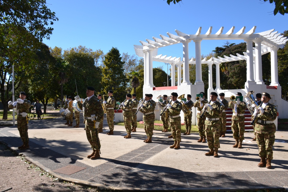 11 de Mayo: La Banda Militar Cura Malal homenajeó al Himno Nacional Argentino en Pigüé