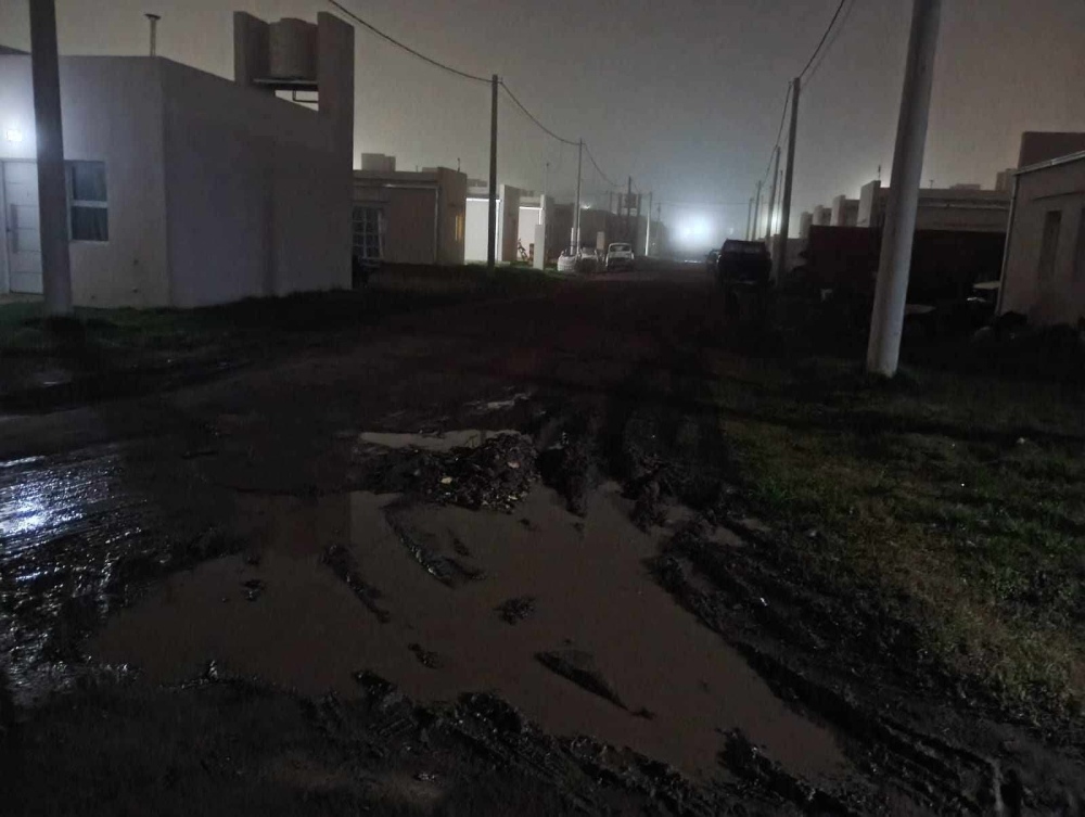 Vecinos del barrio 32 Viviendas reclaman por el mal estado de las calles