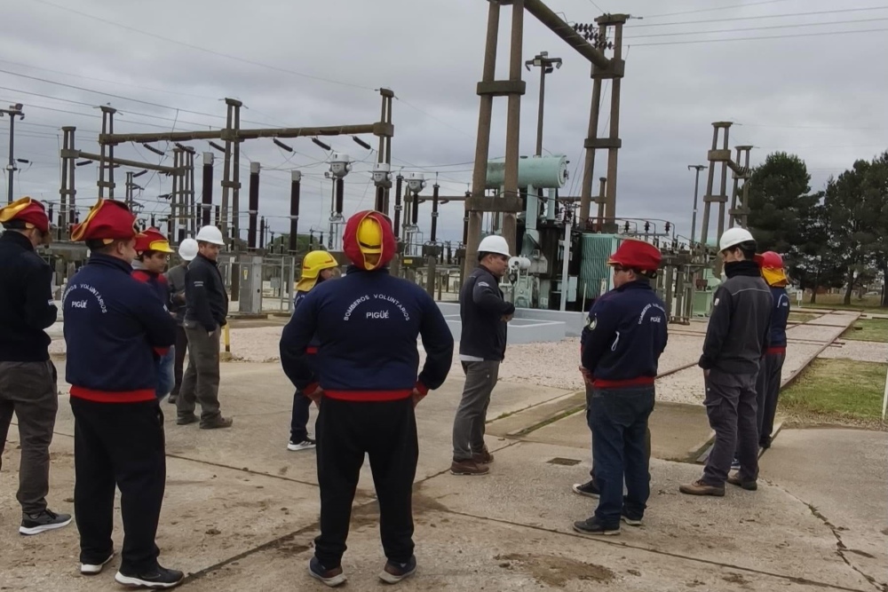 Bomberos participaron de una capacitación sobre riesgos eléctricos