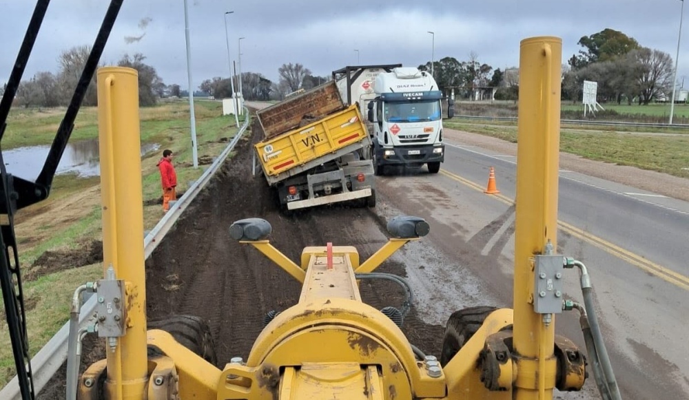 Realizan trabajos de mantenimiento en la dársena de acceso a Espartillar