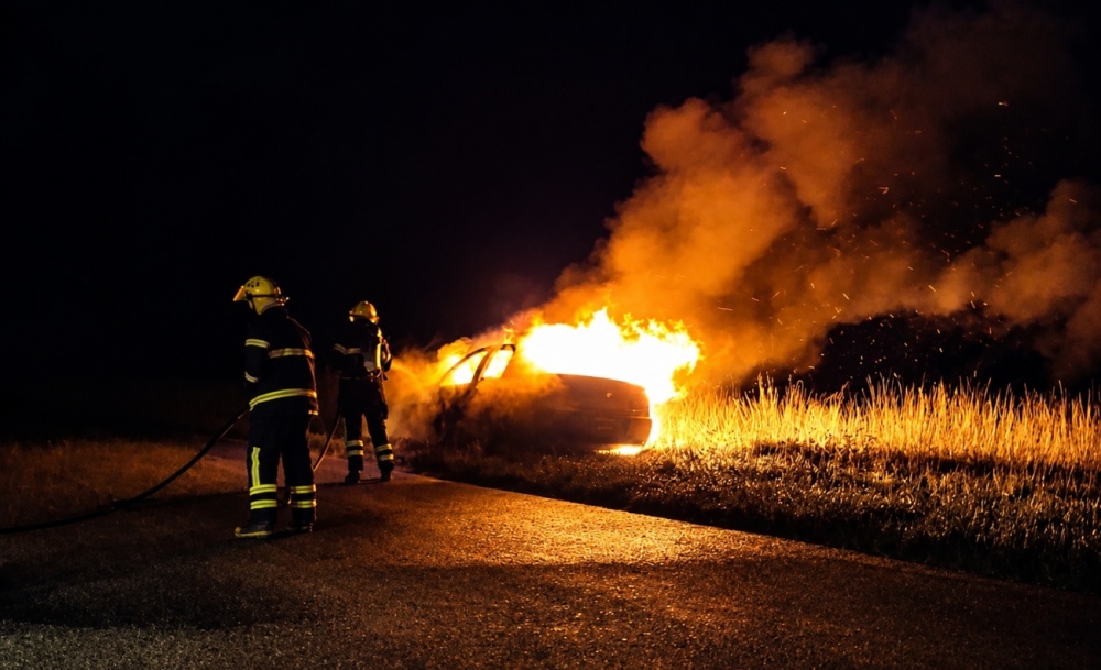 Incendio de un vehículo movilizó a los Bomberos de Espartillar