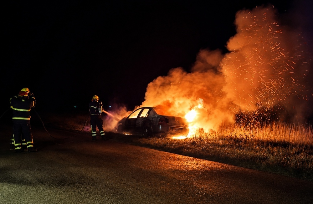 Incendio de un vehículo movilizó a los Bomberos de Espartillar