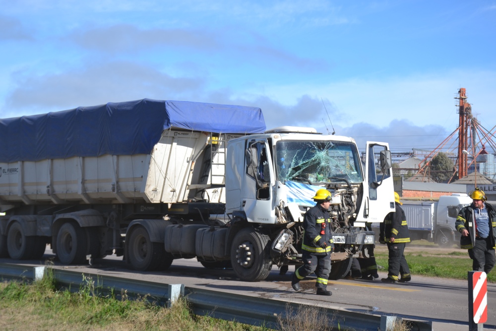 Accidente entre dos camiones en Ruta 33 a la altura del Autódromo de Pigüé
