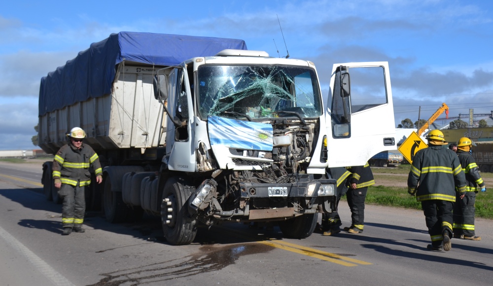 Accidente entre dos camiones en Ruta 33 a la altura del Autódromo de Pigüé
