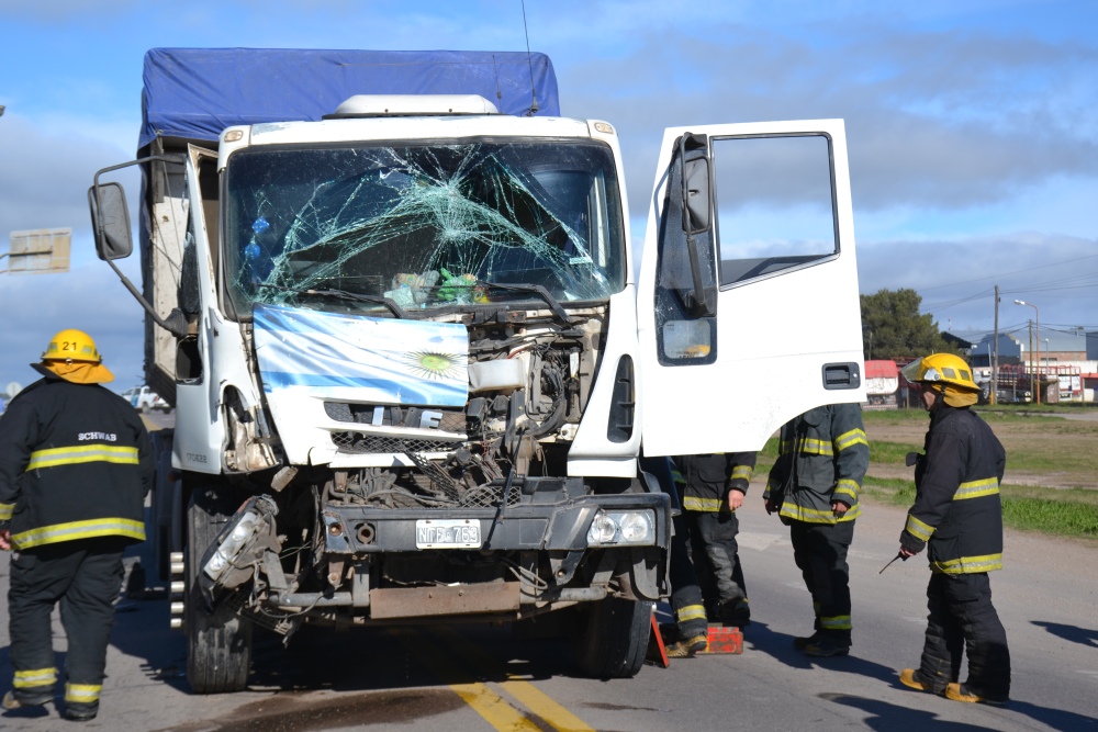 Accidente entre dos camiones en Ruta 33 a la altura del Autódromo de Pigüé