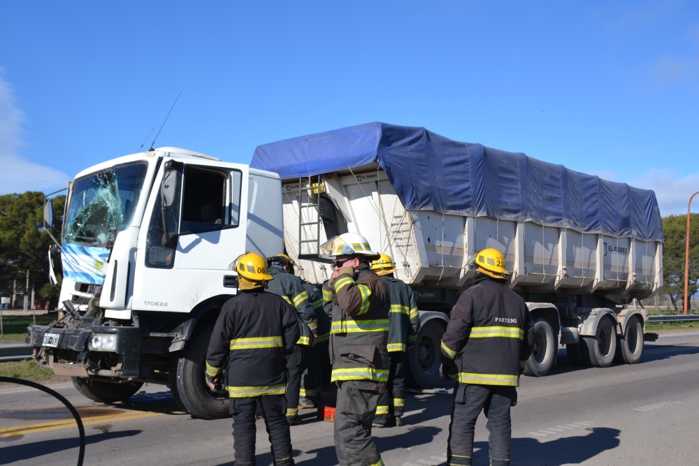 Accidente entre dos camiones en Ruta 33 a la altura del Autódromo de Pigüé