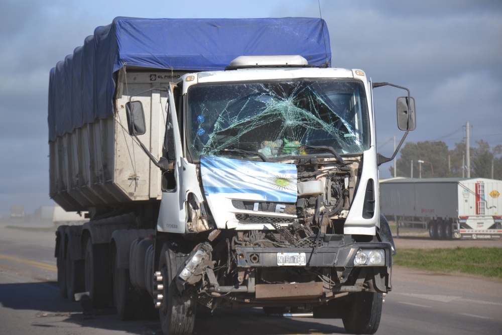 Accidente entre dos camiones en Ruta 33 a la altura del Autódromo de Pigüé