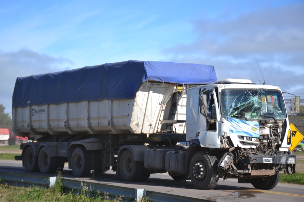 Accidente entre dos camiones en Ruta 33 a la altura del Autódromo de Pigüé