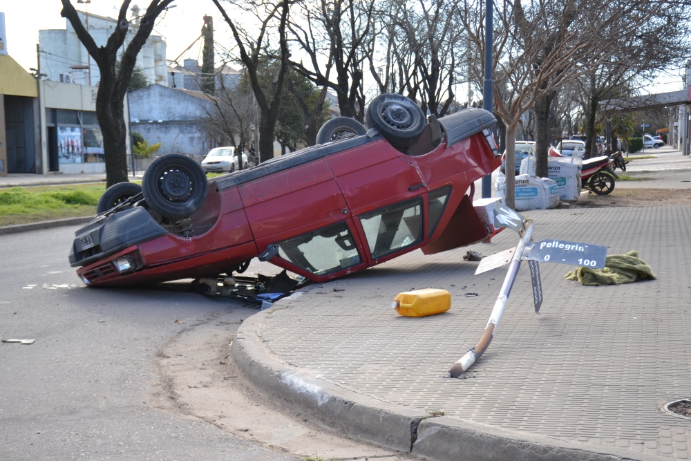 Fuerte choque en Pellegrini y Avenida Avellaneda: un vehículo terminó volcado