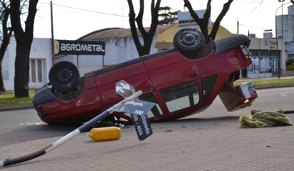 Fuerte choque en Pellegrini y Avenida Avellaneda: un vehículo terminó volcado