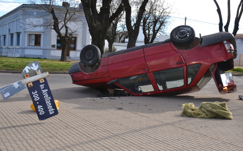 Fuerte choque en Pellegrini y Avenida Avellaneda: un vehículo terminó volcado