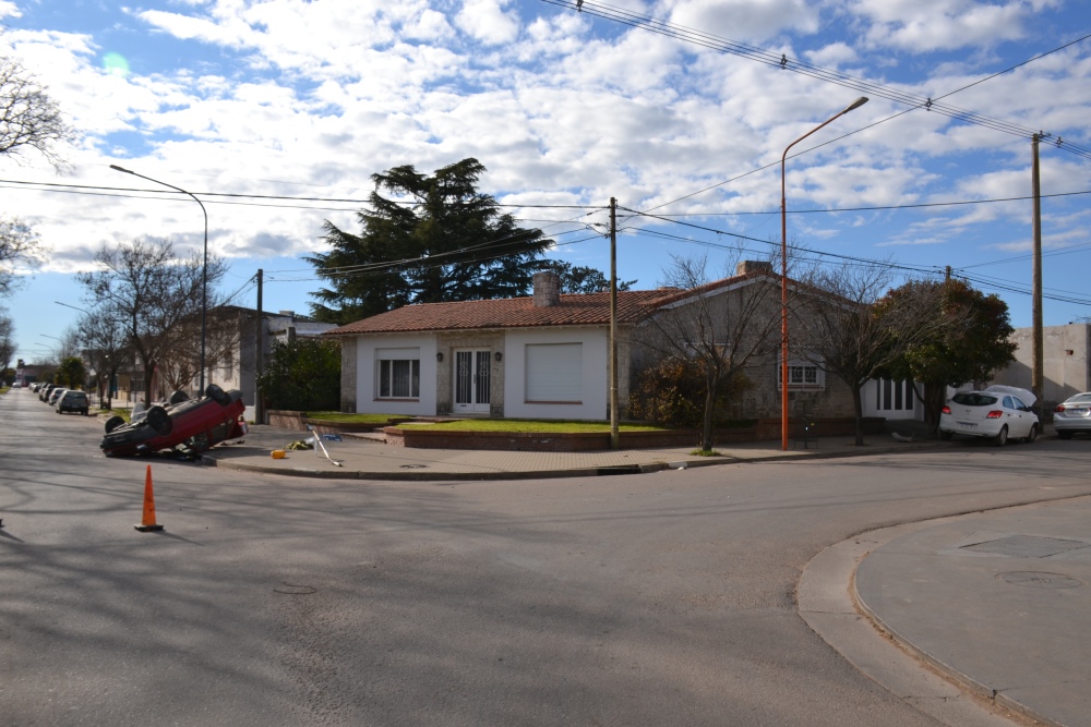 Fuerte choque en Pellegrini y Avenida Avellaneda: un vehículo terminó volcado