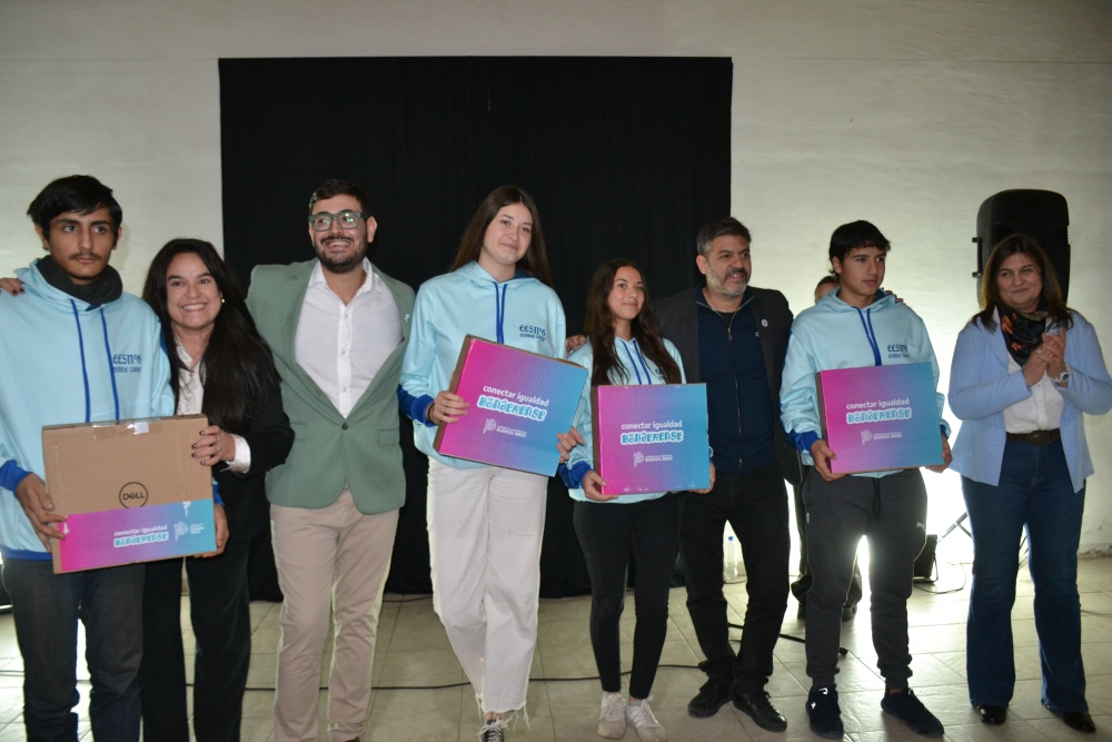 Entregaron notebooks del programa Conectar Igualdad Bonaerense en Pigüé