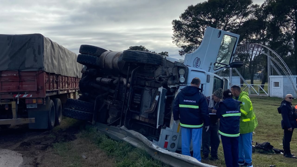 Vuelco de un camión sobre la Ruta 33 a la altura del autódromo de Pigüé