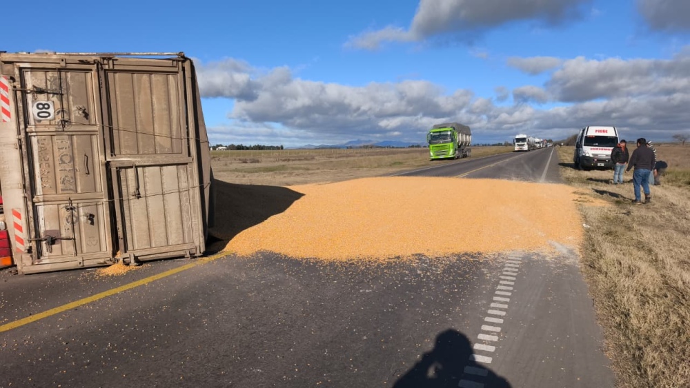 Accidente entre dos camiones sobre la Ruta 33 entre Pigüé y Espartillar