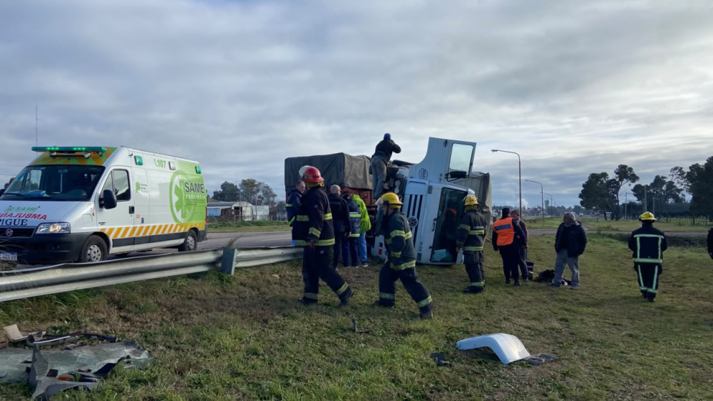 Vuelco de un camión sobre la Ruta 33 a la altura del autódromo de Pigüé