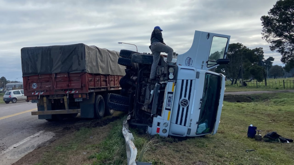 Vuelco de un camión sobre la Ruta 33 a la altura del autódromo de Pigüé