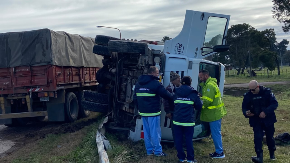 Vuelco de un camión sobre la Ruta 33 a la altura del autódromo de Pigüé