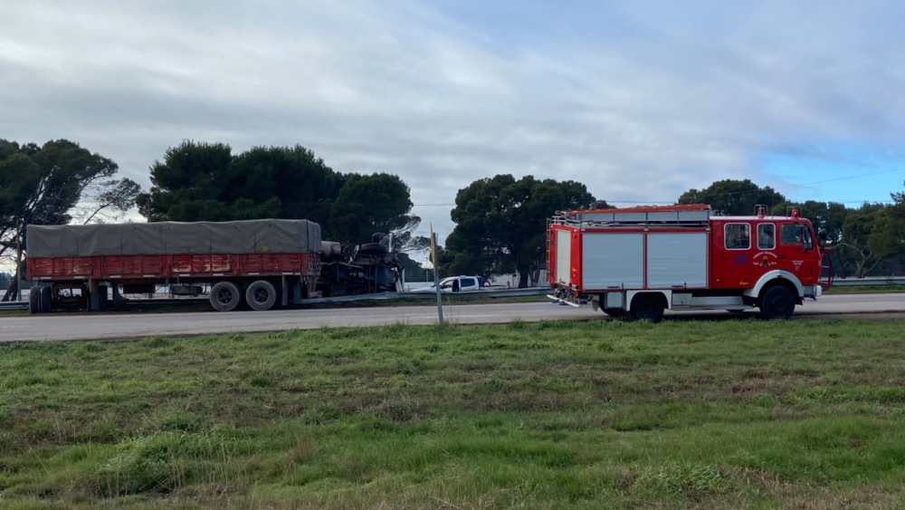 Vuelco de un camión sobre la Ruta 33 a la altura del autódromo de Pigüé