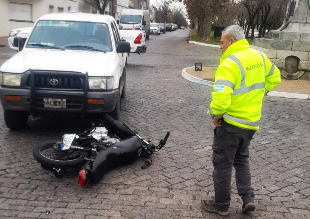 Accidente entre una camioneta y una moto en la intersección de Casey y Mitre