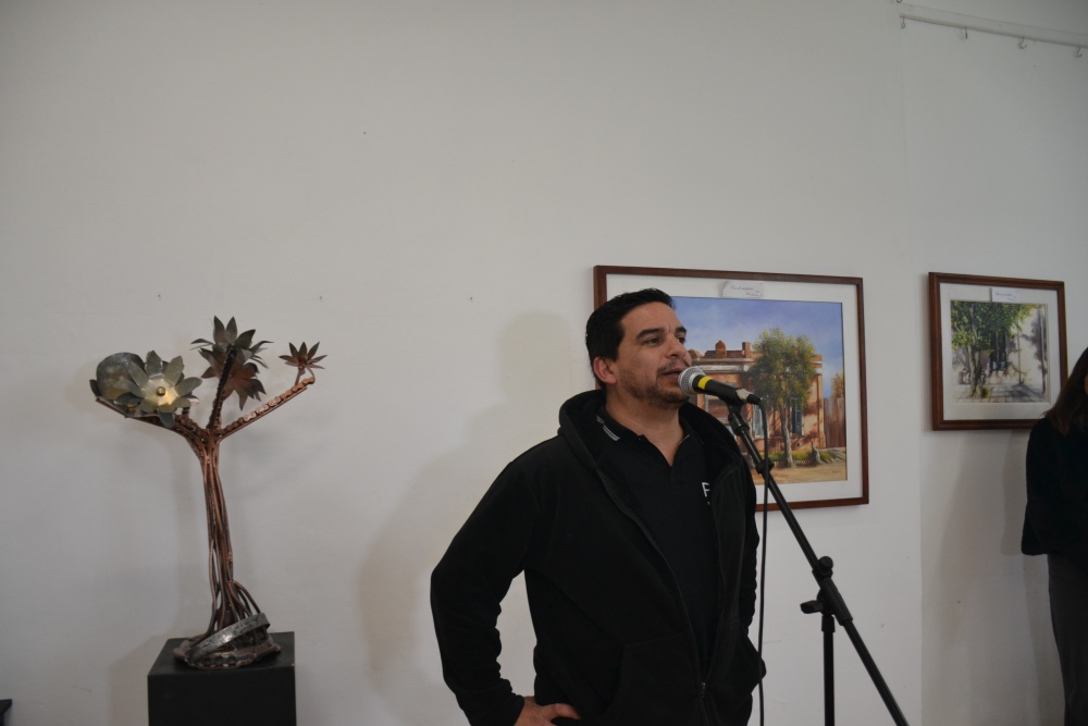 Entregaron certificados a participantes del Taller de Escultura con Chatarra durante la inauguración del “Árbol en Flor”