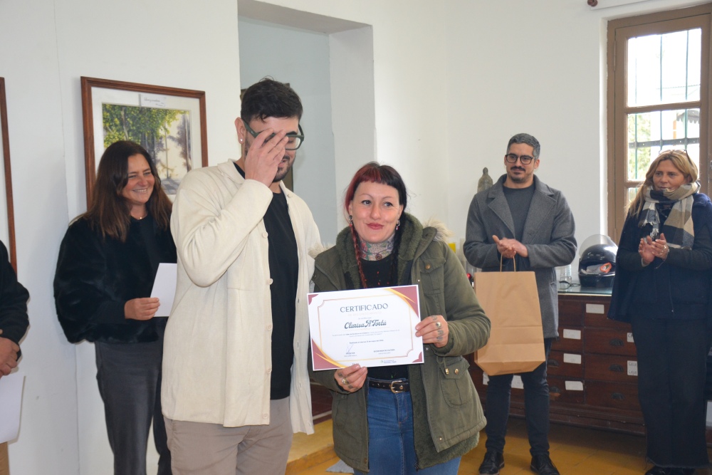 Entregaron certificados a participantes del Taller de Escultura con Chatarra durante la inauguración del “Árbol en Flor”