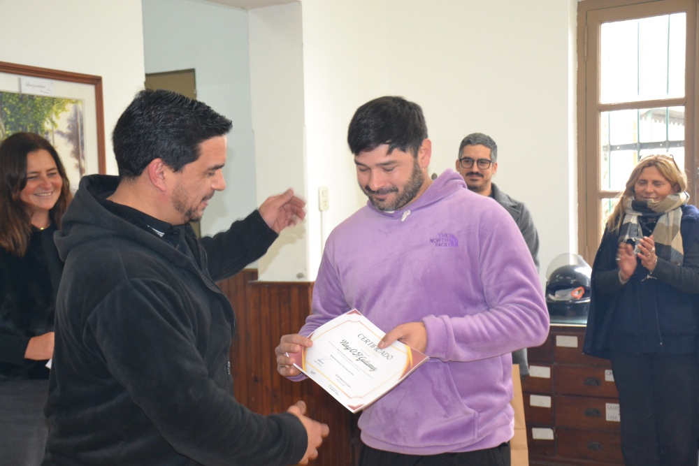 Entregaron certificados a participantes del Taller de Escultura con Chatarra durante la inauguración del “Árbol en Flor”