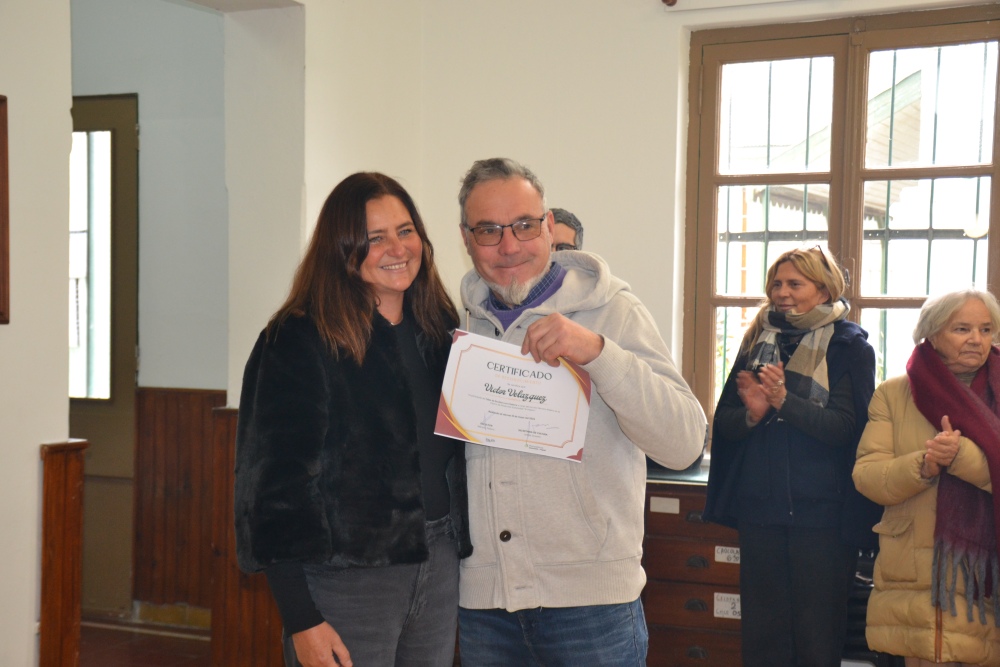 Entregaron certificados a participantes del Taller de Escultura con Chatarra durante la inauguración del “Árbol en Flor”