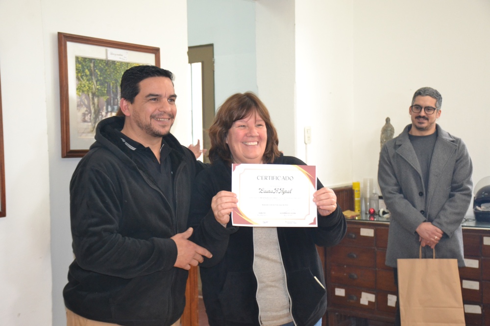 Entregaron certificados a participantes del Taller de Escultura con Chatarra durante la inauguración del “Árbol en Flor”
