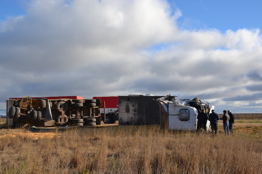 Accidente entre dos camiones sobre la Ruta 33 entre Pigüé y Espartillar