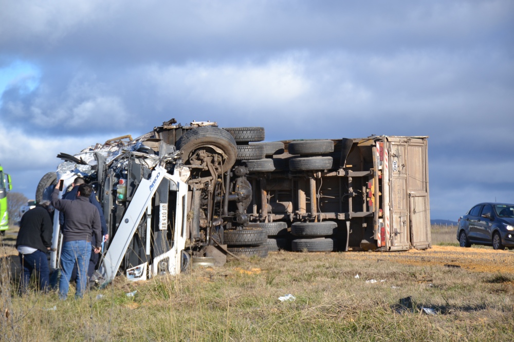 Accidente entre dos camiones sobre la Ruta 33 entre Pigüé y Espartillar