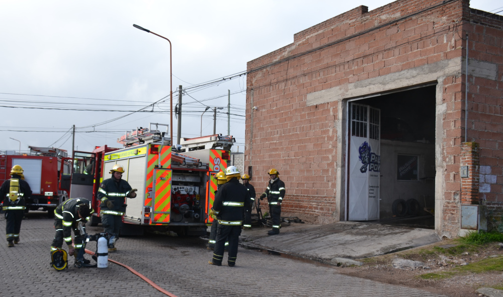 El fuego se inició en una salamandra y fue controlado a tiempo por los bomberos