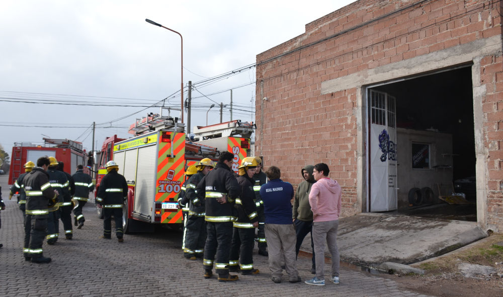 El fuego se inició en una salamandra y fue controlado a tiempo por los bomberos