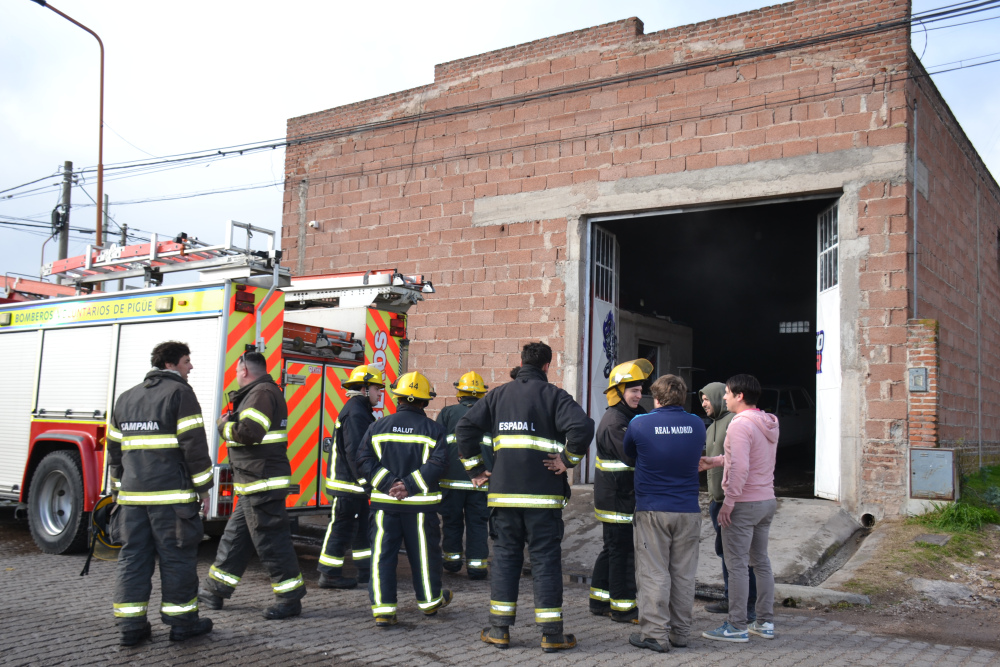El fuego se inició en una salamandra y fue controlado a tiempo por los bomberos
