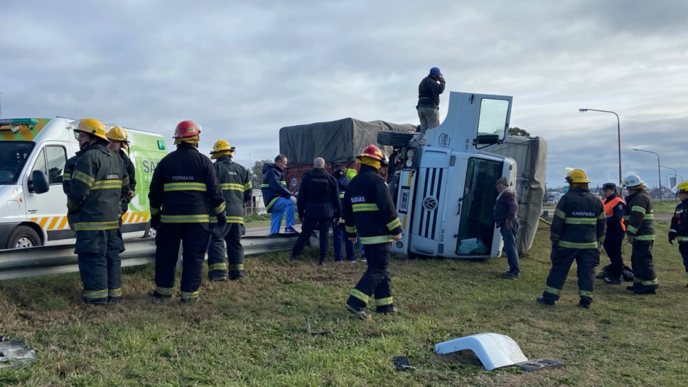 Vuelco de un camión sobre la Ruta 33 a la altura del autódromo de Pigüé