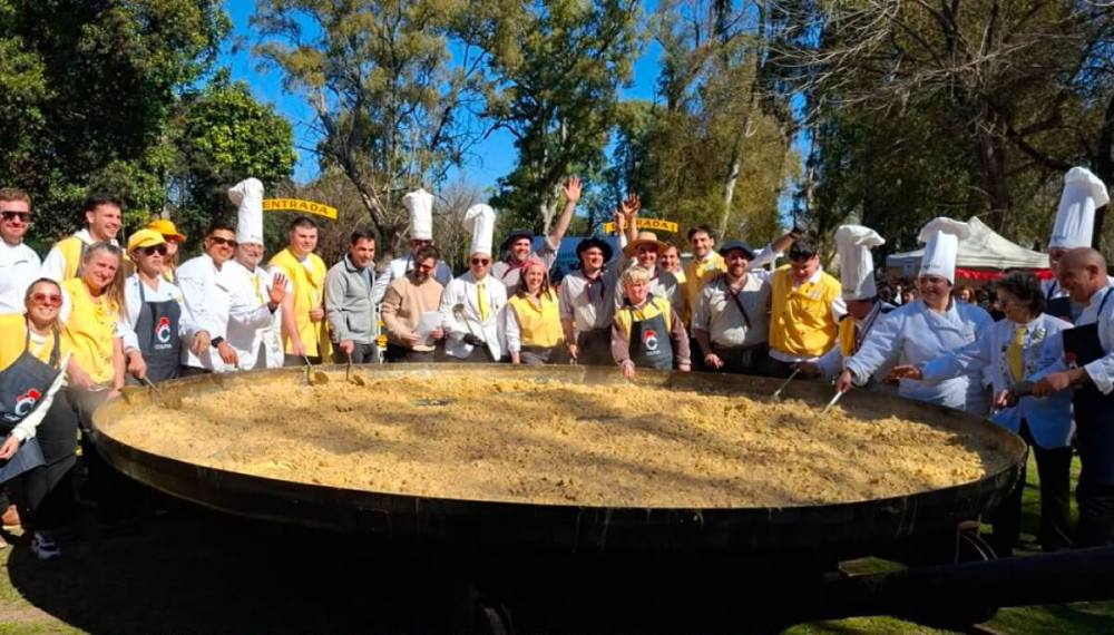 La Cofradía del Omelette Gigante de Pigüé volvió a ser protagonista en los festejos de Boulogne