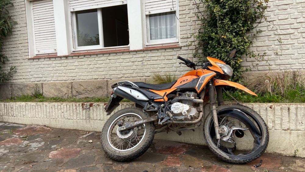 Insólito accidente: un motociclista terminó dentro de una habitación