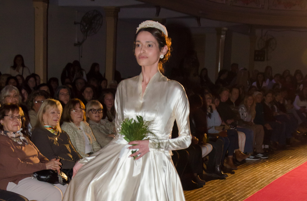 Desfile Histórico: las bodas de Pigüé volvieron a cobrar vida a través de sus prendas