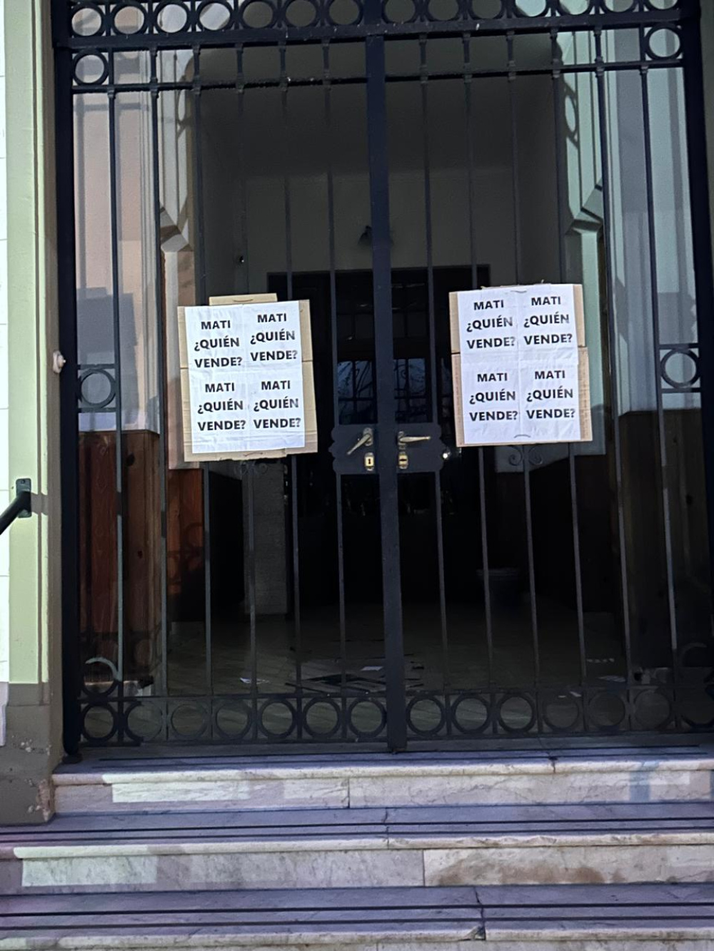 Aparecieron carteles con mensajes dirigidos a Nebot en las rejas del Concejo Deliberante